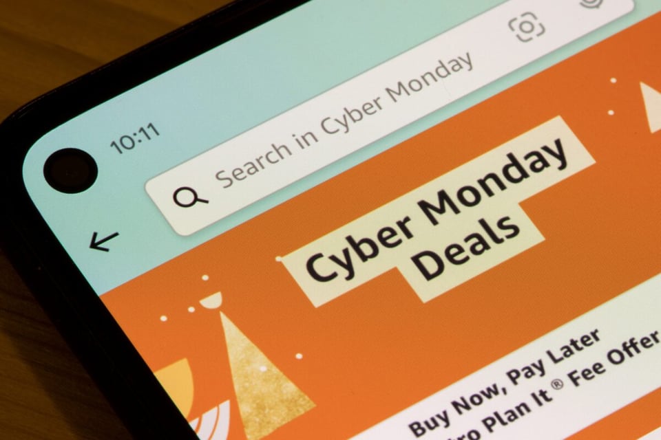 ofertas del Cyber Monday, buscando ofertas en el celular, celular, compras en línea, MundoNOW
