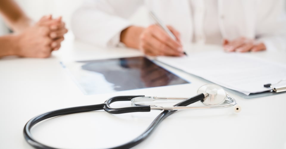 Persona en consulta con un médico