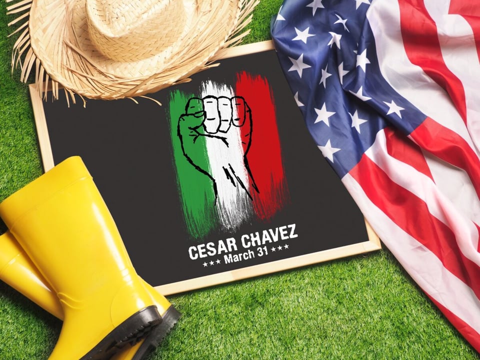 Día de César Chávez, botas amarillas, sombrero de paja, bandera de EEUU, MundoNOW