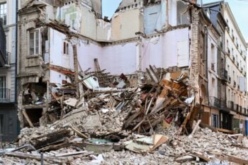 Derrumbe edificio víctimas Camerún: "Luchamos para ayudar a salir"