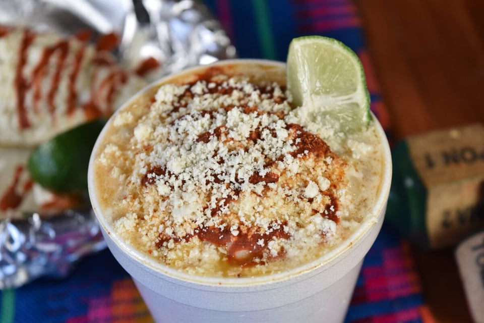 esquites, elotes preparados, chile en polvo, queso, MundoNOW
