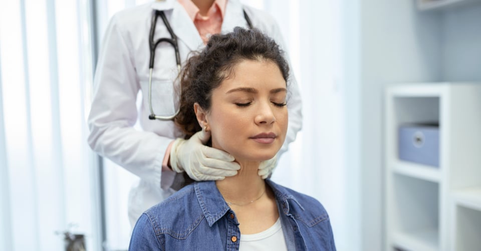 Mujer en examen con un médico