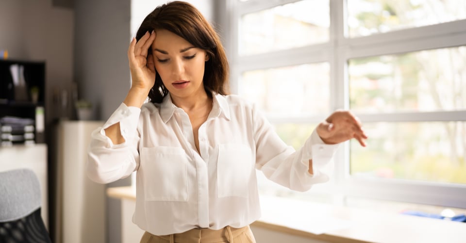 Mujer mareada como idea de infarto en el cuerpo
