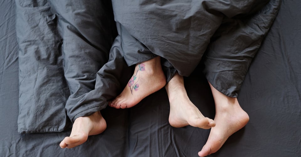 Pies de pareja en cama como idea de relaciones