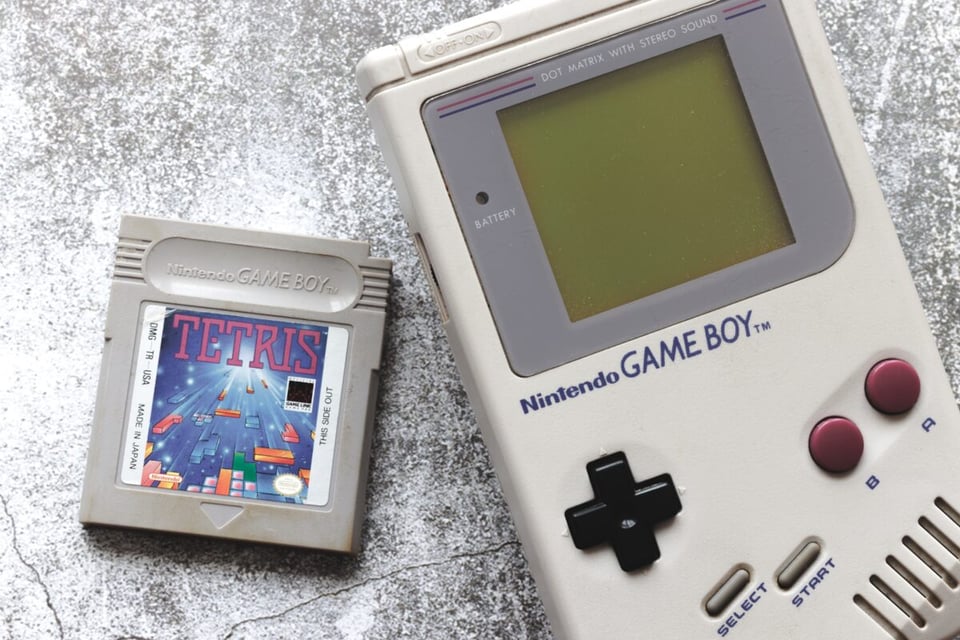 gameboy, gaming, mobile device, MundoNOW