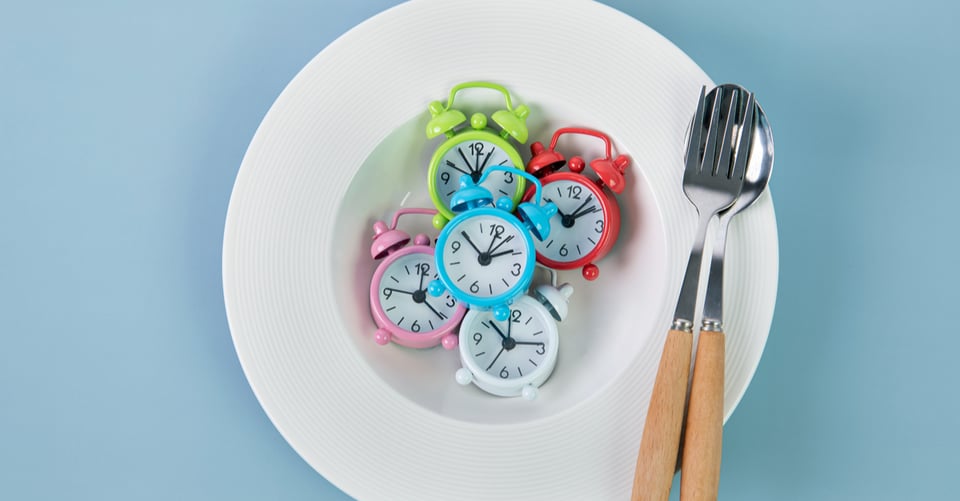 Relojes en plato como idea de comer con horario para bajar de peso