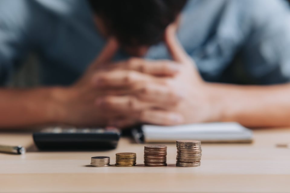 tarifas por pago tardío, dinero perdido, pérdida de dinero, hombre preocupado, MundoNOW