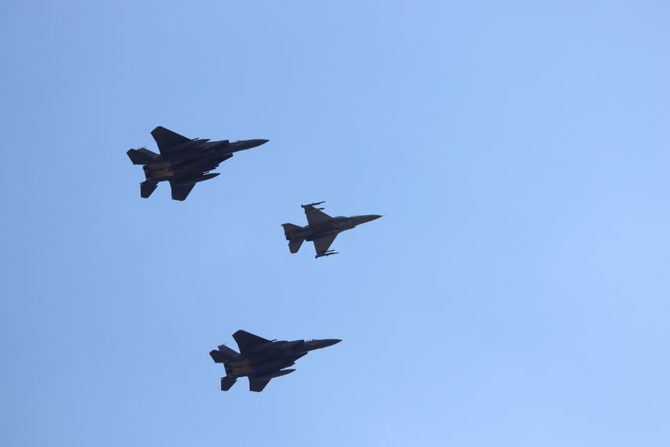 Avión de combate se estrella en pleno vuelo