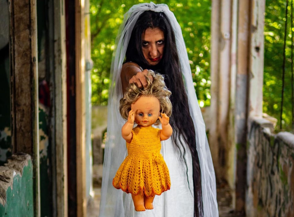 Trastornada, novia, muñeca, abandonada, leyendas urbanas.