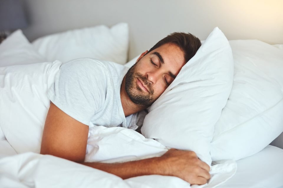 hombre, dormido, barba, almohada, blanco