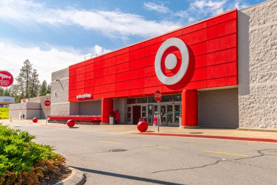 mujeres, demanda, tienda target, mundonowm miles de dólares