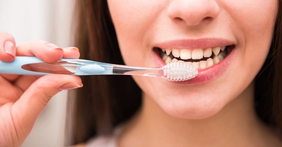 Una persona cepillándose los dientes