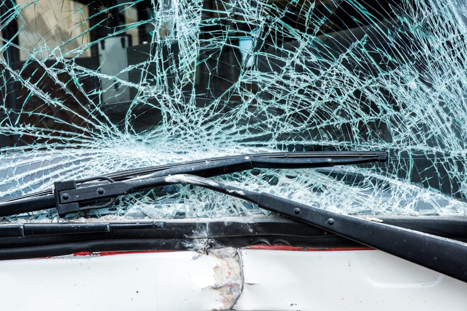 parabrisas estrellado, limpiaparabrisas quebrado, accidente, Lo Último, MundoNOW