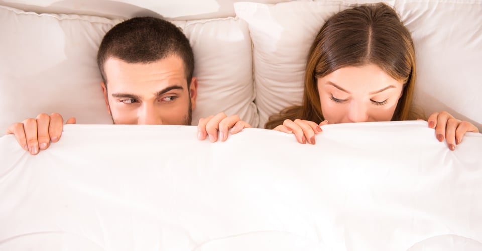 Pareja en cama como idea de relaciones íntimas