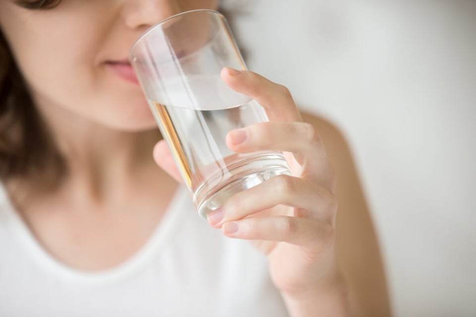 woman, drinking, water, menopause, MundoNOW