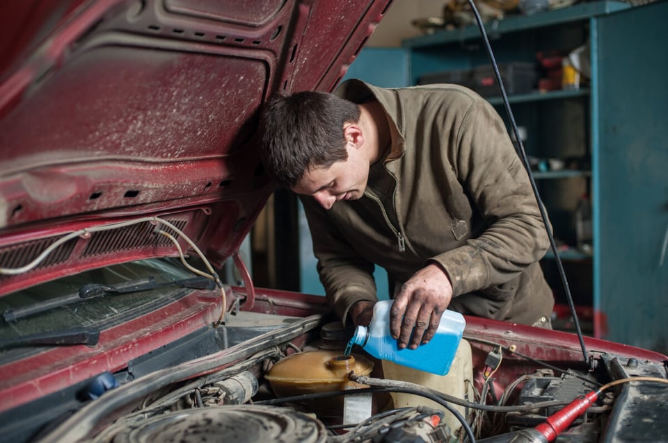 antifreeze, checking levels, mechanic, mechanical workshop, MundoNOW