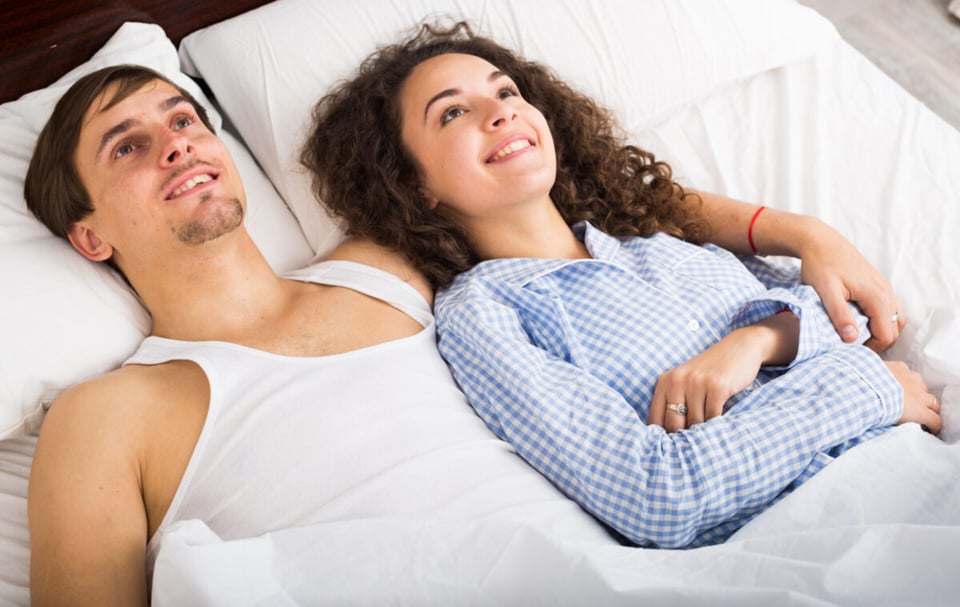 Pareja contenta en la cama