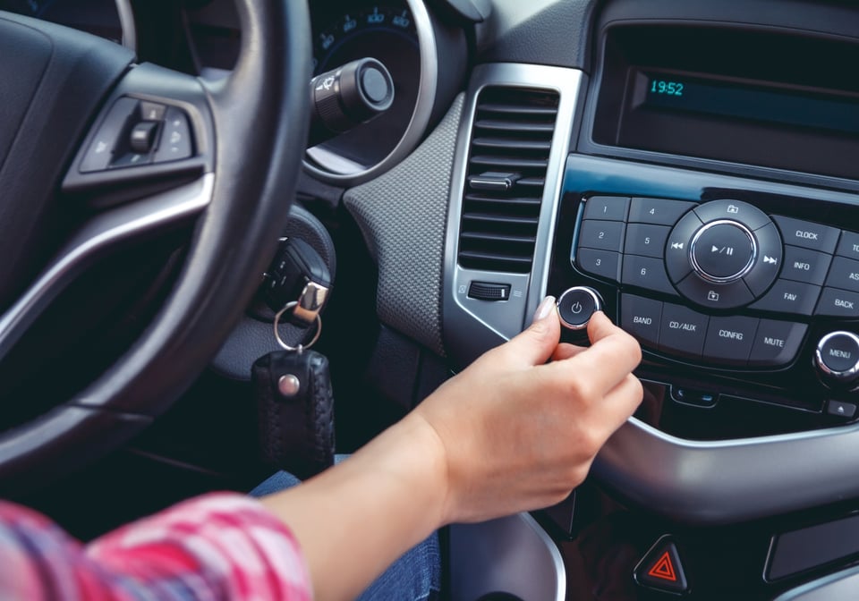 Multas en EEUU a quienes lleven la música en sus carros