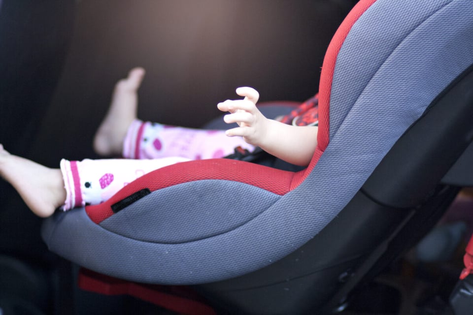 Bebé de 11 meses muere tras ser dejada en el auto durante horas