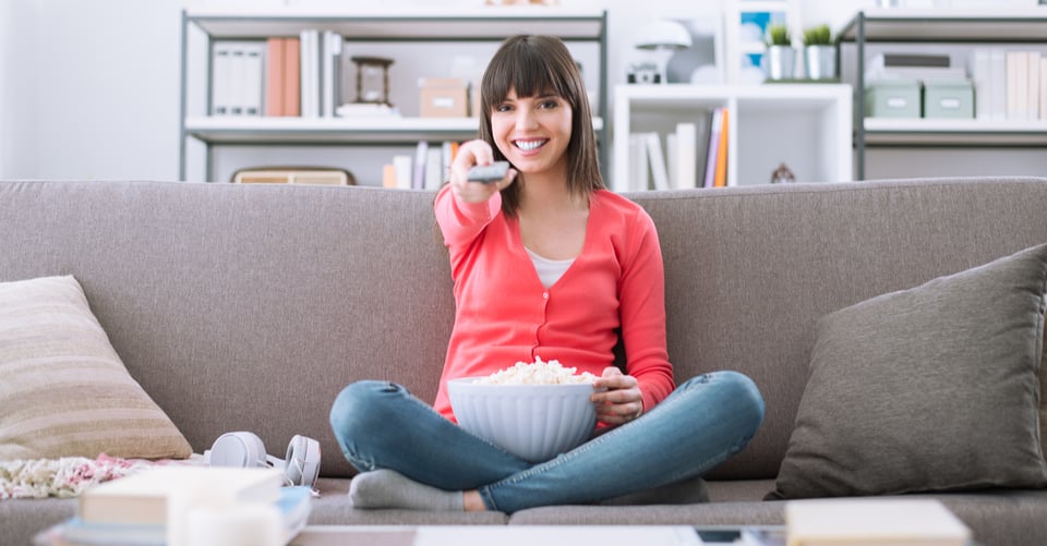 Una mujer viendo televisión como concepto de Netflix