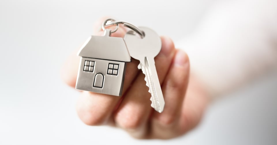Una llavero con una casa