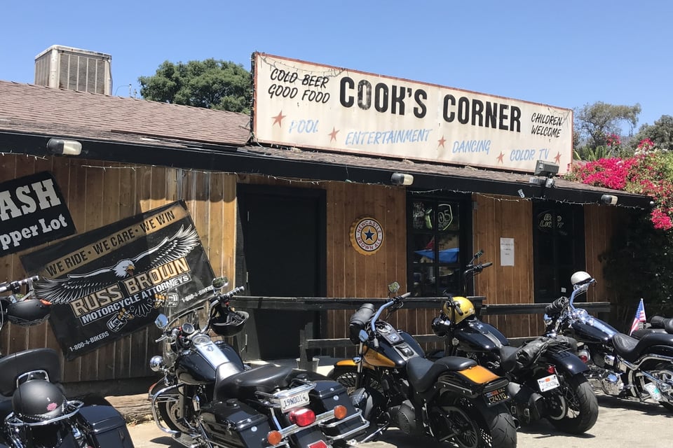 Tiroteo, bar, Cook's Corner, California, balacera,