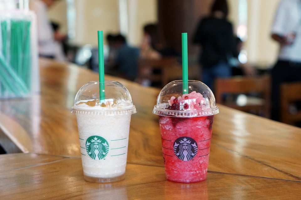 Clientes Starbucks furiosos recargo: Nadie acepta el cambio