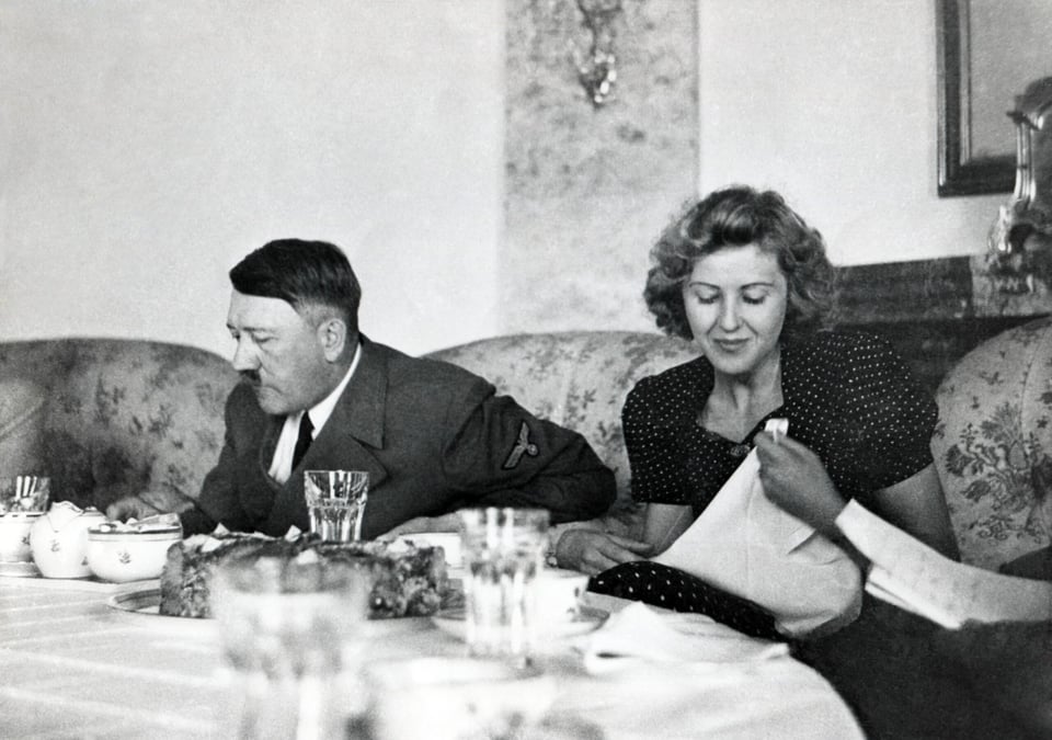 Adolf Hitler y Eva Braun Teorías conspirativas acerca de la muerte de Hitler