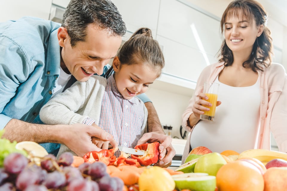 familia preparando alimentos
