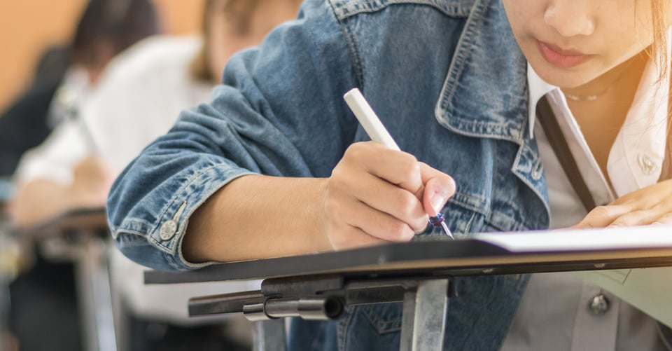 Mujer haciendo un examen