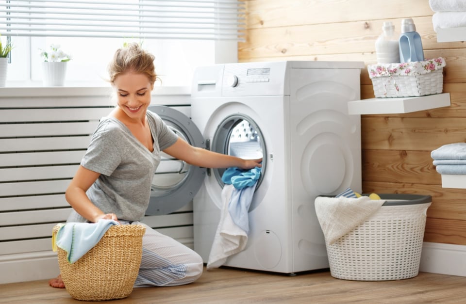Ahorre en casa con algunos consejos para lavar la ropa
