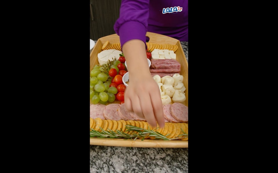 tabla para picar, tabla de quesos, romero, tomate cherry, MundoNOW