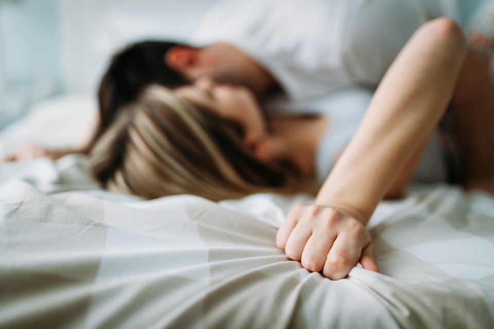 motel hookup safety tips, bed, sex, couples, MundoNOW