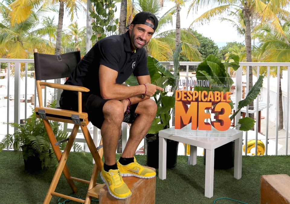 toni costa, Despicable Me 3, Yellow shoes, Black shorts, Posing, Armchair, MundoNow