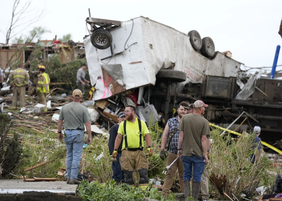 tráiler volteado, equipos de rescate, voluntarios, destrucción, MundoNOW