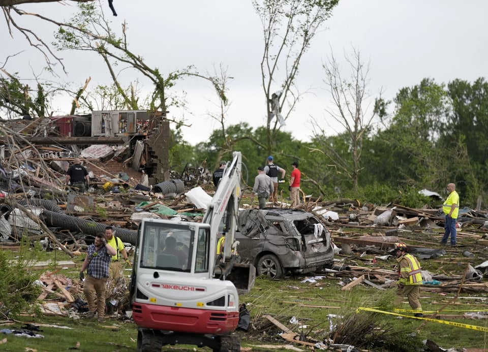 casa destruida, árboles caídos, equipos de rescate, carro destruido, MundoNOW