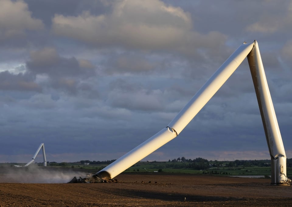 turbina eólica, turbina eólica destruida, campo de turbinas eólicas, cielo nublado, MundoNOW