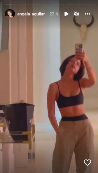 Ángela Aguilar frente espejo