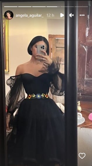 Ángela Aguilar frente espejo