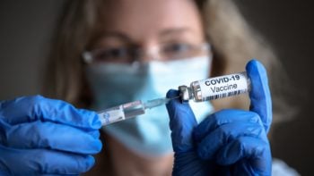Es importante ponerse la vacuna contra el Covid-19 e Influenza