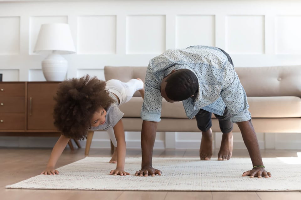 hombre negro, padre, hija, ejercicio, flexiones, salud