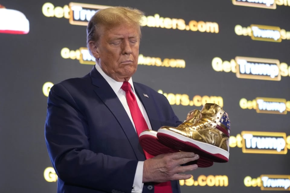 Donald Trump vende zapatos, Trump, multas, 2024, dinero, MundoNOW